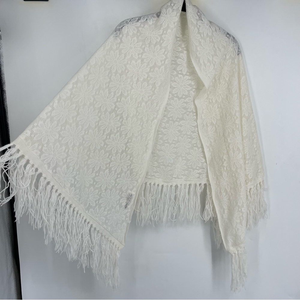 Vintage 70s Cottage White Floral Knit Crochet Shawl Fairy Prairie Cape Fringe